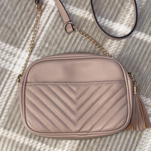 Elegant Beige Quilted Crossbody Bag - Picture 2 of 5